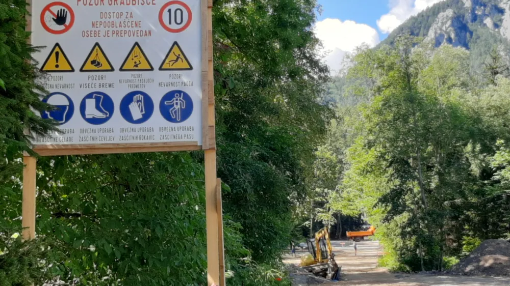 Gradbi&scaron;če pozornost zbuja tudi zato, ker na njem ni gradbi&scaron;čne table, ki bi označevala, da gre za legalno gradnjo, in s katere so jasno razvidni pravnomočno gradbeno dovoljenje, nadzornik, izvajalec in odgovorni vodja del.