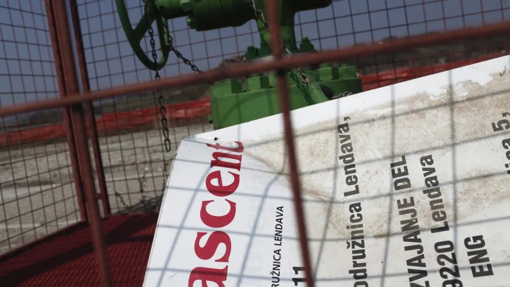 - naftno-plinsko polje Petiovci pri Lendavi - vrtine - črpaliče - pridobivanje plina - fracking  - 23.03.2015 Pomurje/Lendava - britanska druba za raziskovanje nafte in plina, Ascent Resources, ki v okolici Lendave e več let raziskuje nahajaliča plina,///FOTO: Luka CjuhaOPOMBA: ZA OBJAVO V PRILOGI  DNEVNIKOV OBJEKTIV - REPORTAA 2015