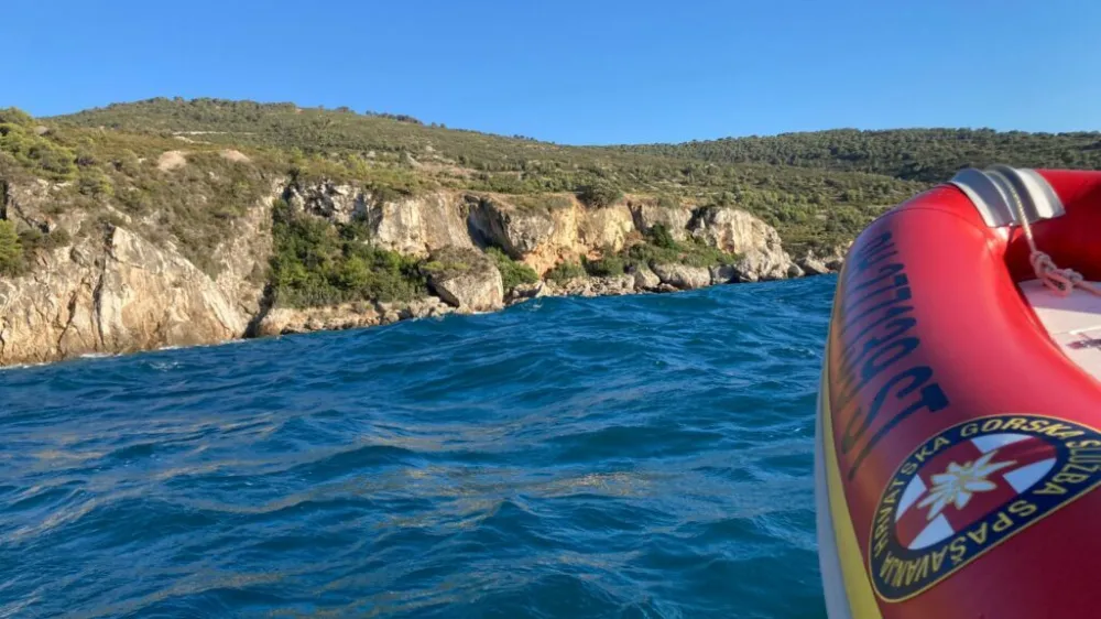 16-letnega potapljača so iskali tudi hrva&scaron;ki gorski re&scaron;evalci. Na žalost so ga na&scaron;li mrtvega.&nbsp;