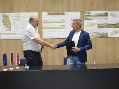 podpis pogodbe za gradnjo prizidka k Zd Metlika