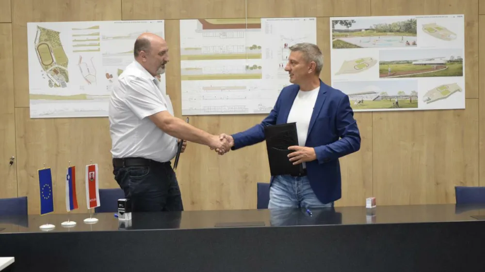 podpis pogodbe za gradnjo prizidka k Zd Metlika