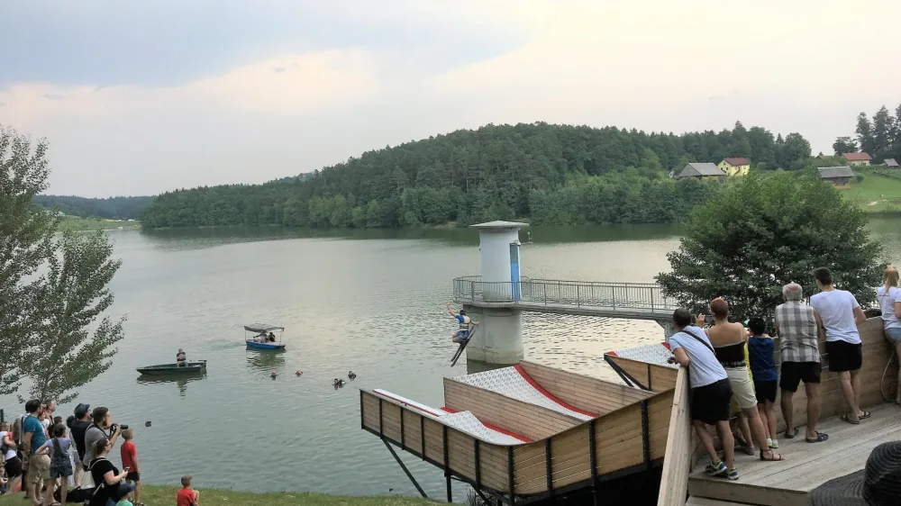 22-letni mo&scaron;ki je včeraj dopoldan na &Scaron;martinskem jezeru streljal v zrak. 