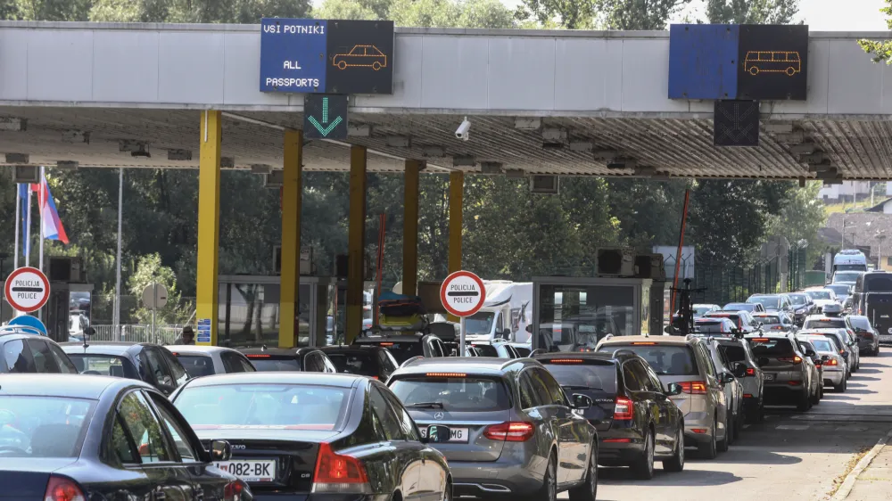 - 31.07.2021  Metlika  gneča pred mejnim prehodom - zastoj- kolona - turistična sezona - protestni shod, na katerem so krajani opozorili na prometno problematiko  protest zaradi prometnih zamakov oziroma večkilometrskih kolon vozil, ki nastajajo na glavni prometnici ob prehajanju blinjega mejnega prehoda s Hrvako. //FOTO: Luka Cjuha.