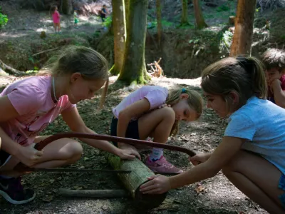 Na taboru so otroci, ki niso taborniki, spoznavali taborni&scaron;ko znanje in medsebojno sodelovanje ter uživali v naravi.&nbsp;