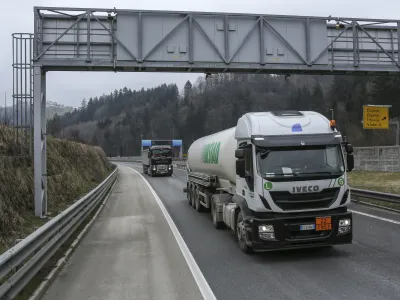 - sektorska nadzorna kamera pred predorom Trojane - Dars v sodelovanju s policijo uvaja pilotni projekt sektorskega merjenja povprečnih hitrosti vožnje na petkilometrskem odseku trojanskih predorov.   - 16.03.2016 - Družba za avtoceste v Republiki Sloveniji (DARS) - Trojane - &scaron;tajerska avtocesta - sektorsko merjenje hitrosti prehitrih voznikov na avtocesti prek Trojan -   //FOTO: Jaka Gasar