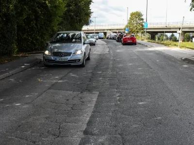 Vozi&scaron;če na Cesti v Gorice pri križi&scaron;ču s Trža&scaron;ko cesto je zelo po&scaron;kodovano in potrebno sanacije.&nbsp;