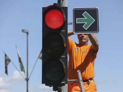 - prvi prometni znaka za zavijanje v desno ob rdeči luči - - 19.08.2021 - kriiče Celovke ceste in Kolesarske poti v Ljubljani - postavitev prvega prometnega znaka za zavijanje v desno ob rdeči luči na semaforju, //FOTO: Jaka Gasar