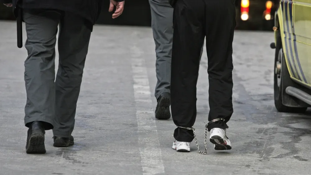 - ilustrativna fotografija - obsojenec - pripor - lisice  ///FOTO: Luka Cjuha