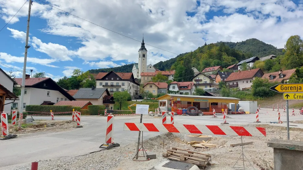 Rok za zaključek del za prenovo križi&scaron;ča je po pogodbi 15. december 2022. Foto: Vesna Levičnik