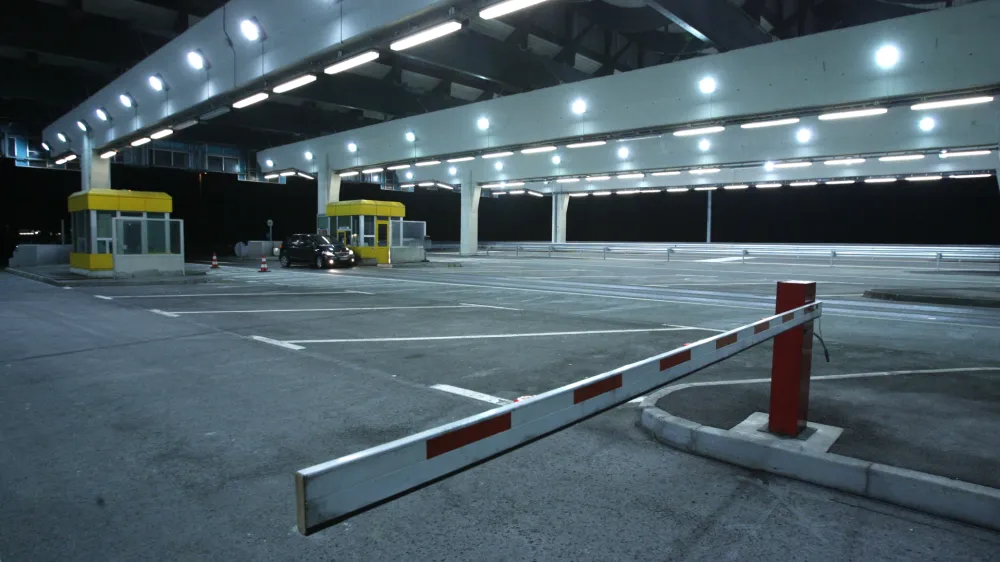 mejni prehod Karavanke - mejna zapornica,21.12.2007 - vstop Slovenije v schengenski prostor - odpravljen mejni nadzor - Schengen - - Slovenija je skupaj s e osmimi (Madarsko, Čeko, Slovako, Poljsko, Litvo, Latvijo, Estonijo in Malto) novimi članicami Evropske unije vstopila v schengensko območje s tem je odpravljen nadzor na mejah s sosednjimi dravami Avstrijo, Italijo in Madarsko,- schengenskem območje obsega 24 drav - 3,6 milijona kvadratnih kilometrov//FOTO: Luka CjuhaOPOMBA: ZA OBJAVO V ČASOPISU DNEVNIK