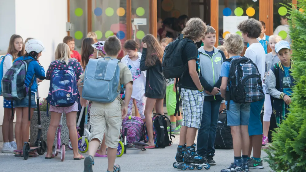 Osnovna &scaron;ola Vižmarje Brod   - 01.09.2015 - prvi &scaron;olski dan v novem &scaron;olskem letu 2015/16 - okoli 174.000 učencev, od tega prvič &scaron;olski prag prestopilo, 21.807 prvo&scaron;olcev - &scaron;olstvo - prvo&scaron;olci - torba  //FOTO: Maja Marko