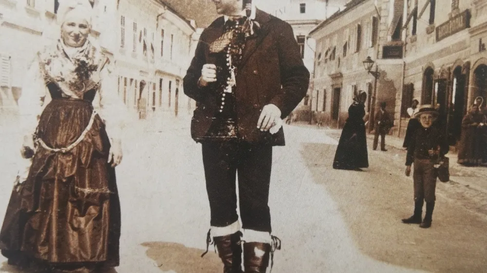 Jožko Stele in Marija Detiček, oblečena v narodno no&scaron;o leta 1898 na Glavnem trgu v Kamniku. F arhiv Medobčinskega muzeja Kamnik