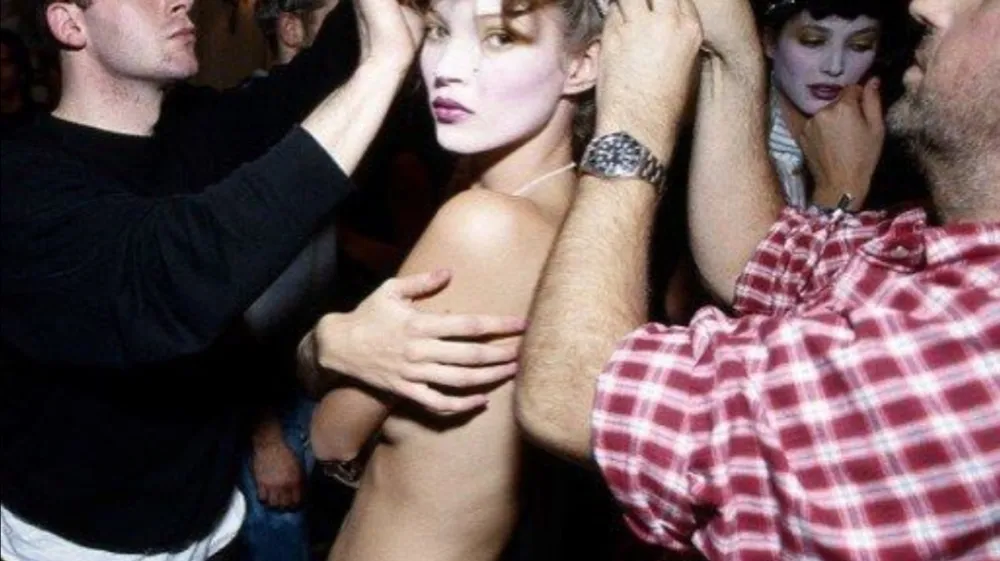 Britanska manekenka Kate Moss (48) je razkrila, da jo je 19-letna hčerka Lila grajala zaradi drznega outfita, ki ga je nosila leta 1993. &Scaron;lo je za mini krilo Vivienne Westwood, v katerem se je na modni reviji med lizanjem sladoleda sprehajala zgoraj brez. Slavna manekenka je o drznem videzu razmi&scaron;ljala v novem videu za britanski Vogue in razkrila, da se je Lili zdelo njeno krilo takrat prekratko. &raquo;To je bila modna revija Vivienne Westwood in bil je sladoled Magnum. Rekli so mi le 'Pojej ga, ko gre&scaron; zgoraj brez', jaz pa sem odgovorila 'Bom poskusila'&laquo;, se je spominjala ena najbolj znanih manekenk. Manekenka je tudi priznala, da te dni hčerko prosi za modne nasvete, razmi&scaron;ljala pa je tudi o njunem nastopu na majski prireditvi Met Gala. <br>