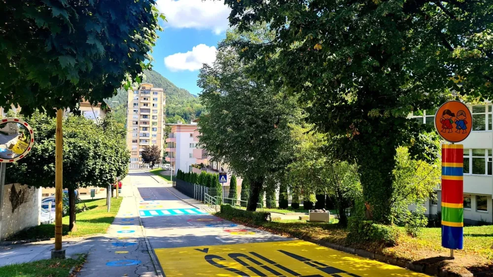 Ob hrastni&scaron;ki osnovni &scaron;oli so postavili inovativne prometne znake, ki voznike opozarjajo na &scaron;olarje. Foto: Občina Hrastnik