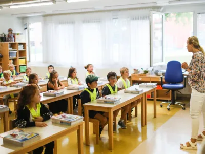 - prvo&scaron;olčki- Osnovna &scaron;ola O&Scaron; Vič, Abramova ulica 26 v Ljubljani- rumene rutke - 01.09.2022 - Prvi &scaron;olski dan v novem &scaron;olskem letu 2022/23 &ndash; novo &scaron;olsko leto za 194.562 osnovno&scaron;olcev med njimi 20.797 prvo&scaron;olcev in okrog 79.000 dijakov &ndash; prvo&scaron;olci - osnovno&scaron;olci - &scaron;olstvo //FOTO: Bojan Velikonja