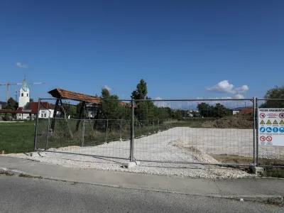 Zemlji&scaron;če v Kosezah ob ulici Draga so že ogradili. Foto: Luka Cjuha