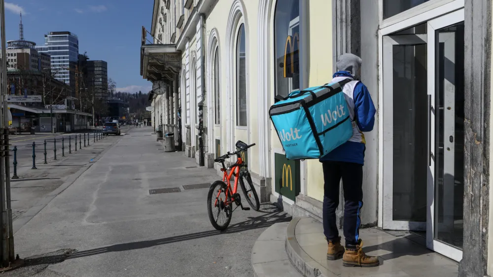 dostava hrane na dom Wolt - 18.03.2020  Mestni utip Ljubljane - Koronavirus COVID-19 v Sloveniji  epidemija  zaustavltev javnega in druabnega ivljenja  samoizolacija - zaprte ole, vrtci in gostinski lokali ter ustavljen javni, potniki in elezniki promet ter prepoved opravljanja zračnih prevozov v Sloveniji.. //FOTO: Luka Cjuha