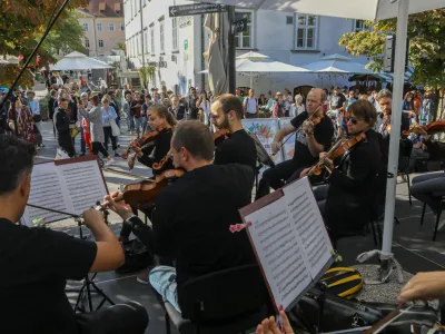 - 03.09.202 - Filharmonična hit parada na ljubljanski tržnici &ndash; Orkester Slovenske filharmonije &ndash;  //FOTO: Luka Cjuha