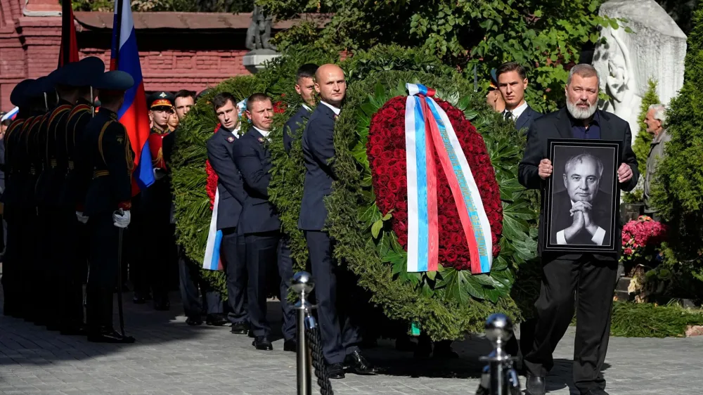 Nobel Peace Prize awarded journalist Dmitry Muratov carries a portrait of former Soviet Union President Mikhail Gorbachev during his funeral at Novodevichy Cemetery in Moscow, Russia September 3, 2022. Alexander Zemlianichenko/Pool via REUTERS