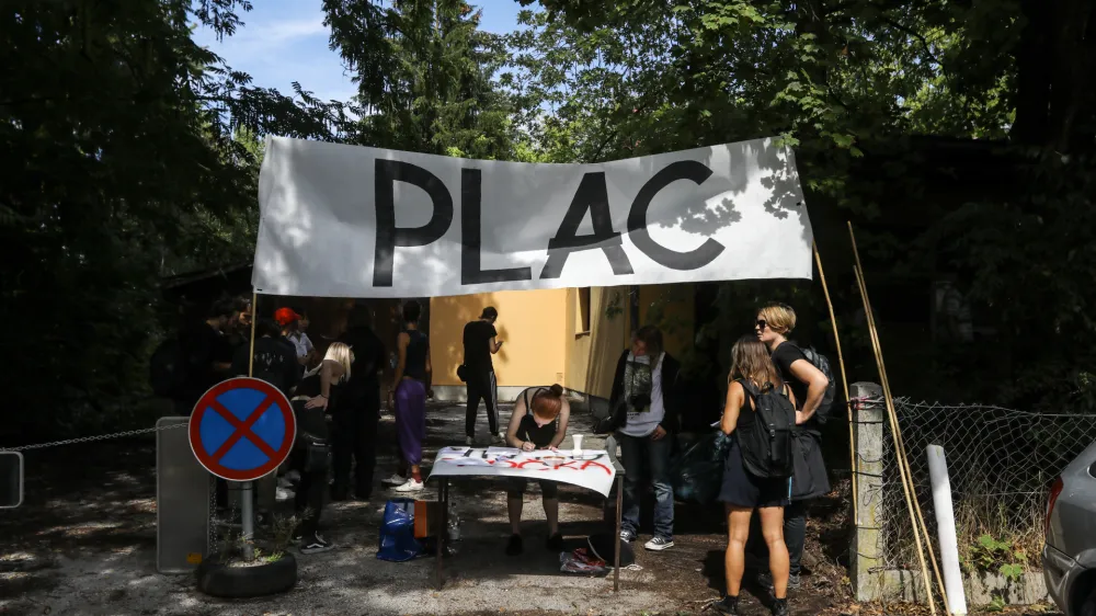 - 03.09.2022 &ndash; PLAC - Participativna Ljubljanska Avtonomna Cona - squat - zasedba zapu&scaron;čenega prostora - Stolpni&scaron;ka 10 //FOTO: Luka Cjuha