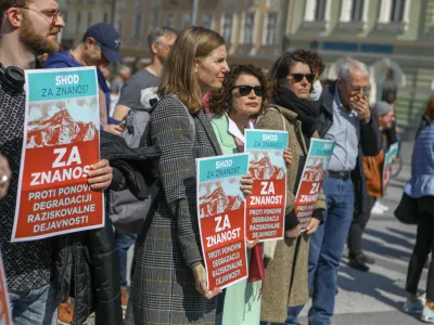 Zaradi ukinjanja in prenosov zbirk podatkov o slovenskih znanstvenih dosežkih, ki bi jih morala vzdrževati agencija ARRS,
so znanstveniki zaskrbljeni že več kot leto dni. Fotografija je z leto&scaron;njega protestnega Shoda za znanost.