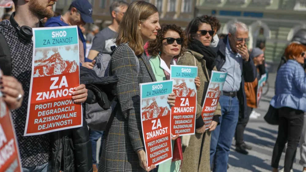 Zaradi ukinjanja in prenosov zbirk podatkov o slovenskih znanstvenih dosežkih, ki bi jih morala vzdrževati agencija ARRS,
so znanstveniki zaskrbljeni že več kot leto dni. Fotografija je z leto&scaron;njega protestnega Shoda za znanost.