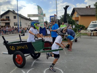 V vasi Senica, kjer so konec tedna priredili 6. dirko z garami, oživljajo zanimivo tradicijo uporabe posebnih vozičkov, nekdaj namenjenih kmečkim opravilom.&nbsp;