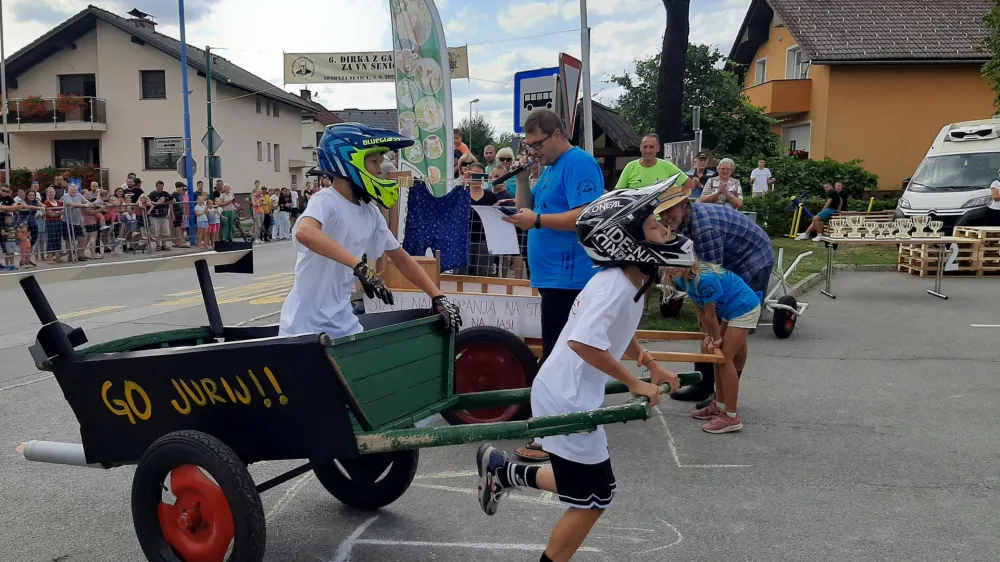 V vasi Senica, kjer so konec tedna priredili 6. dirko z garami, oživljajo zanimivo tradicijo uporabe posebnih vozičkov, nekdaj namenjenih kmečkim opravilom.&nbsp;