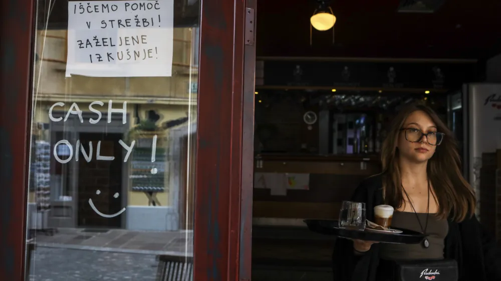 simbolična fotografija &ndash; napis i&scaron;čemo pomoč v strežbi, zaželjene izku&scaron;nje - natakarji - gostinstvo <br> <br>- 30.08.2022 &ndash; iskanje delavcev v prodaji &ndash; ponudba prostih delovnih mest v Ljubljani &ndash; zaposlitev <br> <br>//FOTO: Luka Cjuha<br>