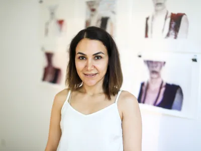 Azadeh Hashemzadeh, iranska fotografinja - umetnica - leta 2019 je prejela status begunke - 02.09.2022 - Mednarodni grafični likovni center &ndash; Grafični atelje - Pop-up predstavitev produkcije Azadeh Hashemzadeh v okviru EU-projekta umetni&scaron;kih rezidenc In From the Margins. //FOTO: Bojan Velikonja