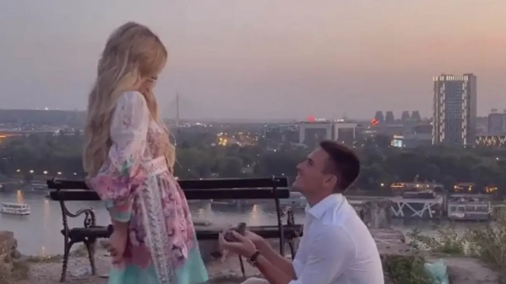 Đorđe Đoković je nekdanjo televizijsko voditeljico in vplivnico Sa&scaron;ko Veselinov za roko zaprosil na beograjski trdnjavi Kalemegdan. F instagram