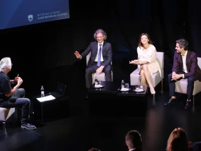 Predsedniki koalicijskih strank, Robert Golob, Tanja Fajon in Luka Mesec, so v pogovoru z Marcelom &Scaron;tefančičem za svoj edini neuspeh &scaron;teli to, da jim ni uspelo z zakonom urediti razmer na RTV Slovenija. Foto: Tomaž Skale&nbsp;