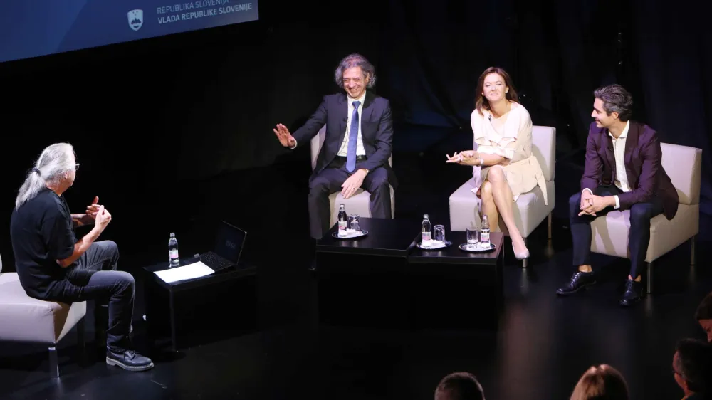 Predsedniki koalicijskih strank, Robert Golob, Tanja Fajon in Luka Mesec, so v pogovoru z Marcelom &Scaron;tefančičem za svoj edini neuspeh &scaron;teli to, da jim ni uspelo z zakonom urediti razmer na RTV Slovenija. Foto: Tomaž Skale&nbsp;