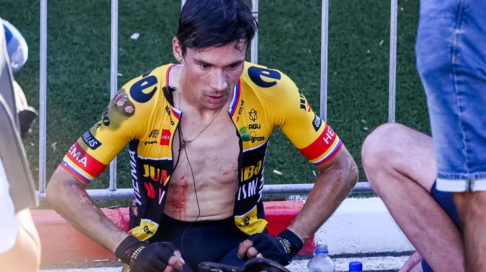 06 September 2022, Spain, Tomares: Slovenian cyclist Primoz Roglic of Jumbo-Visma sits injured at the finish line of stage 16 of the 77th edition of the 'Vuelta a Espana', Tour of Spain cycling race, a 189,4 km km flat stage from Sanlucar de Barrameda to Tomares. Photo: Filip Lanszweert/BELGA/dpa
