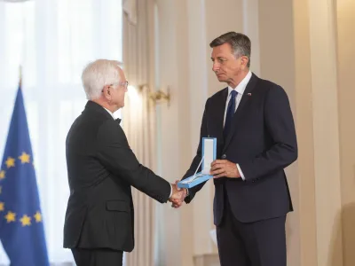 Bogomir Stra&scaron;ek je iz rok predsednika republike Boruta Pahorja prejel red za zasluge za prispevek k razvoju slovenskega gospodarstva. F Bor Slana/STA<br><br>