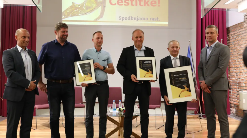 predsednik organizacijskega odbora Gazela Miha Vrbinc, ustanovitelj in solastnik podjetja Robust Marjan Volpe, direktor podjetja Robust Marko Krajnc, direktor podjetja Carbonautica, proizvodnja Igor Rozman in direktor podjetja Pi&scaron;ek-Vitli Krpan Franc Pi&scaron;ek<br><br>- 15.09.2022 - 22. Slovenska GAZELA 2022 &ndash; regijski izbor najbolj&scaron;ih najhitreje rastočih podjetij &ndash; razglasitev Savinjsko-zasavske gazele 2022 v Velenju -<br><br><br>//FOTO: Bojan Velikonja<br><br>&nbsp;<br><br>