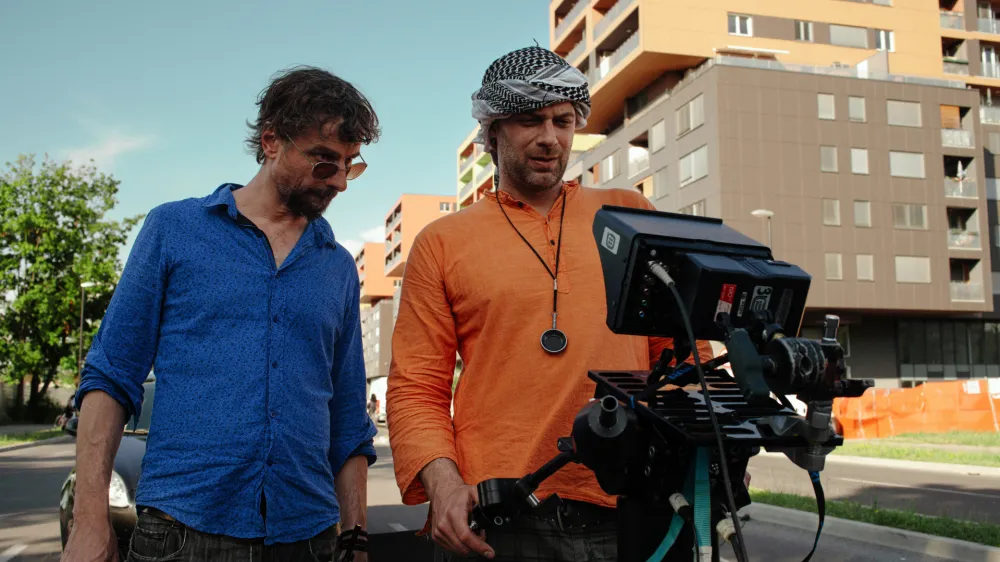 &raquo;Med snemanjem ne razpravljava veliko. Intuitiven je. To pomeni, da je sposoben prebrati moje &ndash; včasih tudi malo plavajoče &ndash; ideje, jih pretopiti v vrhunsko filmsko sliko. &Scaron;čitiva si hrbet in to je najvi&scaron;ja stopnja sodelovanja med dvema teamskima ustvarjalcema.&laquo; Tako režiser Jan Cvitkovič (na sliki levo) opi&scaron;e snemanje filma z direktorjem fotografije Juretom Černecom (na sliki desno).