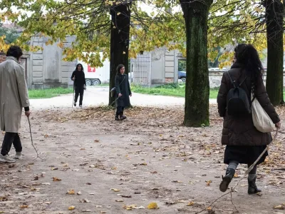 Francoska zvočna umetnica Elena Biserna nas bo v okviru festivala TO)pot povabila na &raquo;Walking from scores&laquo;. Foto: arhiv Cona