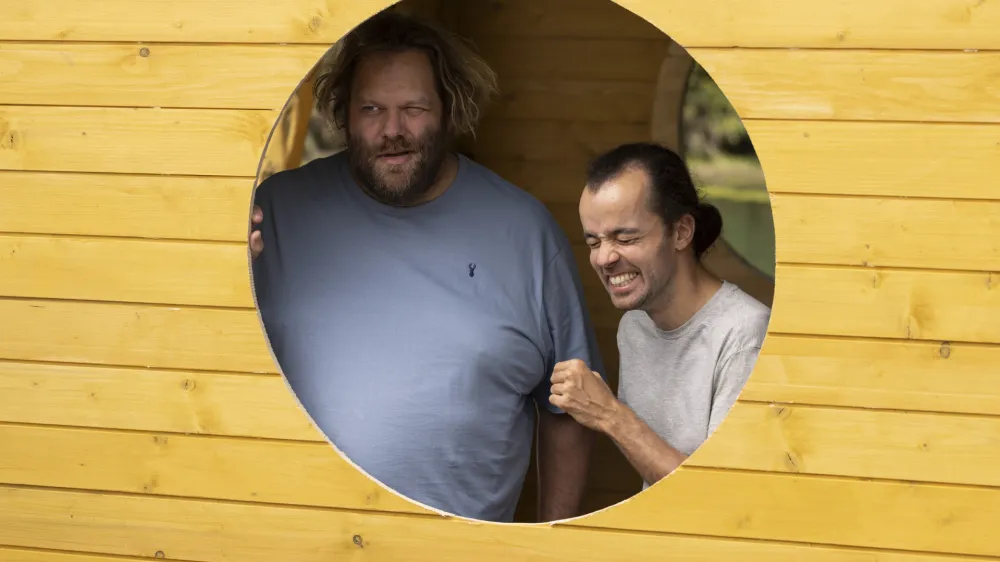 Islandski filmski zvezdnik &Oacute;lafur Darri &Oacute;lafsson (na fotografiji levo) je bil po končanem snemanju vesel, da je sprejel vlogo ter spoznal Slovenijo.