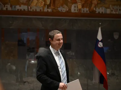 Žan Mahnič- 13.05.2022 &ndash; Državni zbor (DZ) &ndash; 1. ustanovna seja DZ - novoizvoljeni poslanci in poslanke prve seje 9. parlamentarnega sklica - //FOTO: Nik Erik Neubauer