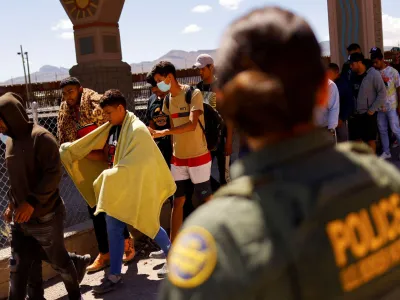Migrants, mostly from Venezuela, walk after being detained by U.S. Border Patrol agents after crossing into the United States from Mexico to turn themselves in to request for asylum, in El Paso, Texas, U.S., September 14, 2022. REUTERS/Jose Luis Gonzalez