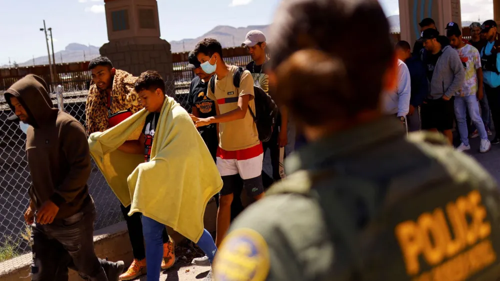 Migrants, mostly from Venezuela, walk after being detained by U.S. Border Patrol agents after crossing into the United States from Mexico to turn themselves in to request for asylum, in El Paso, Texas, U.S., September 14, 2022. REUTERS/Jose Luis Gonzalez