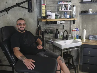 S podporo razpisa Kamnik, moje podjetni&scaron;ko mesto je Maticu Capudru uspelo na Gornjem trgu odpreti tatu salon.&nbsp;