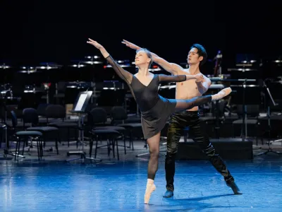 Ljubljanska baletna plesalca Tja&scaron;a Kmetec in Kenta Yamamoto sta že predstavila odlomek iz novega baleta Ljubezen (Love) na glasbo Arnolda Sch&ouml;nberga Ozarjena noč, ki nastaja v koreografiji programskega direktorja ljubljanskega baleta Renata Zanelle.