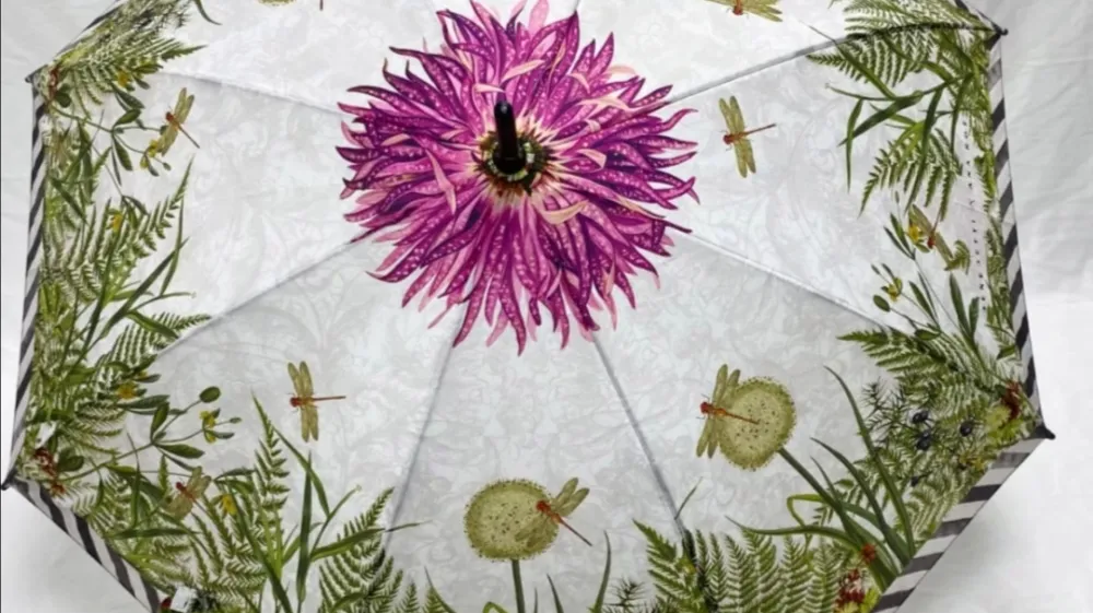 Cvetlični dežnik Ana Ro&scaron;, ki so ga oblikovali pri Benedetti Life &ndash; znamka, za katero stoji oblikovalka Mateja Benedetti. Dežnik je eleganten in romantičen. Je idealen za za&scaron;čito pred dežjem, za &scaron;ik izgled in obenem &scaron;čiti okolje, saj je izdelan iz 100-odstotno recikliranih PET plastenk, ki so predelane v novo surovino, namesto, da se odvržejo na odlagali&scaron;ča. Njegov ročaj je izdelan iz lesa in poskrbi, da je celoten dežnik videti eleganten in razko&scaron;en. Na spletni strani ga je mogoče kupiti za 59 evrov. 