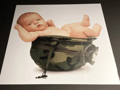 V času vojne v Bosni je bil na oglasu dojenček v voja&scaron;ki čeladi. Ta naj bi predstavljal eno od najbolj grozljivih voja&scaron;kih strategij: etnično posilstvo, katerega cilj je etnično či&scaron;čenje.