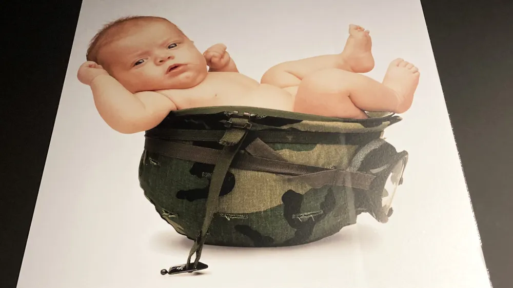 V času vojne v Bosni je bil na oglasu dojenček v voja&scaron;ki čeladi. Ta naj bi predstavljal eno od najbolj grozljivih voja&scaron;kih strategij: etnično posilstvo, katerega cilj je etnično či&scaron;čenje.