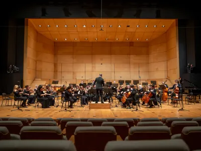 Simfonični orkester RTV Slovenija s svojim &scaron;efom dirigentom Rossenom Milanovom F Adrian Pregelj