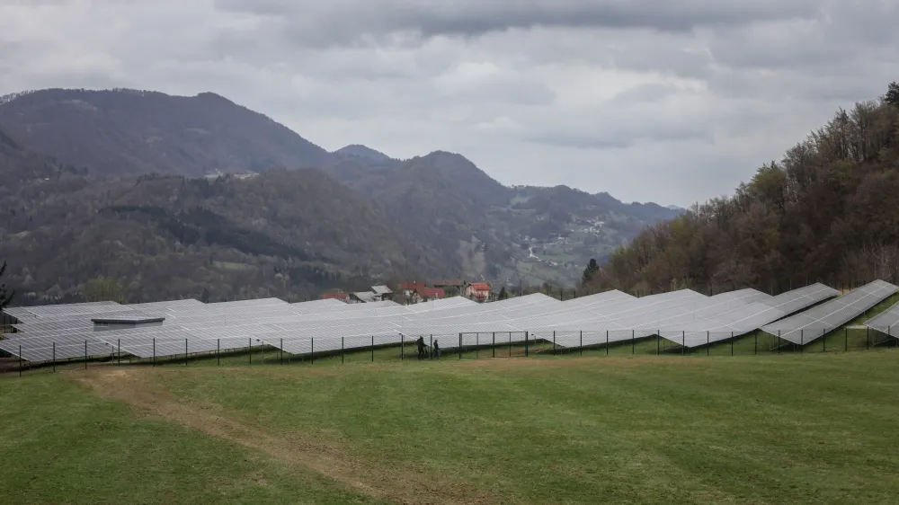 Največja sončna elektrarna v Sloveniji stoji v Prapretnem pri Hrastniku, zgradil jo je Holding Slovenske elektrarne.
Foto: Luka Cjuha&nbsp;