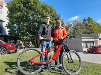 Dijak &Scaron;olskega centra Kranj Luka Treven skupaj s profesorjem Robertom Bertoncljem, s katerim sta ustvarila inovativno električno kolo.